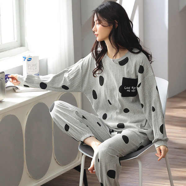 Актуална дамска пижава с овално деколте от две части