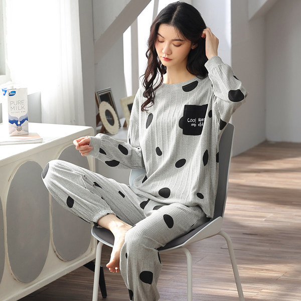 Актуална дамска пижава с овално деколте от две части