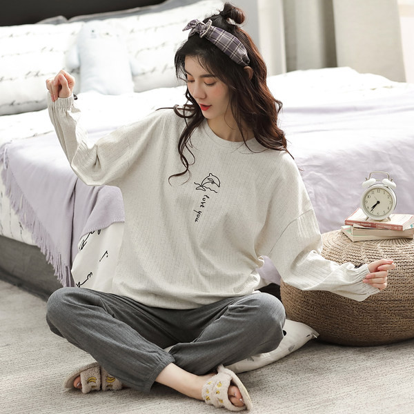 Moteriška dviejų dalių medvilninė pižama su siuvinėjimu