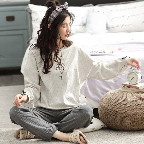 Moteriška dviejų dalių medvilninė pižama su siuvinėjimu