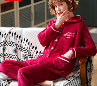 Ženska zimska pidžama s gumbima i džepovima