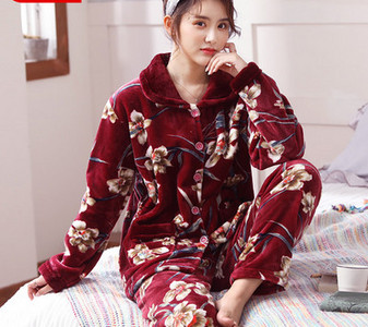 Ženska zimska pidžama s gumbima i džepovima