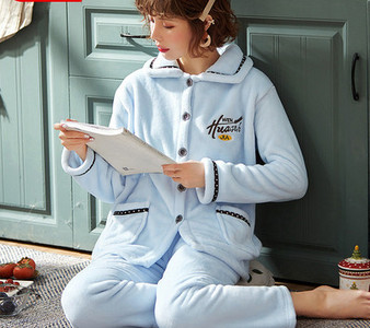 Ženska zimska pidžama s gumbima i džepovima