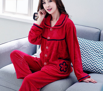 Ženska zimska pidžama s gumbima i džepovima