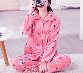 Ženska zimska pidžama s gumbima i džepovima