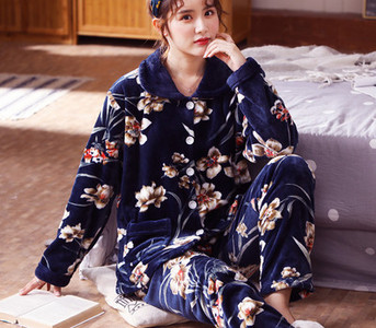 Ženska zimska pidžama s gumbima i džepovima