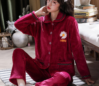 Ženska zimska pidžama s gumbima i džepovima