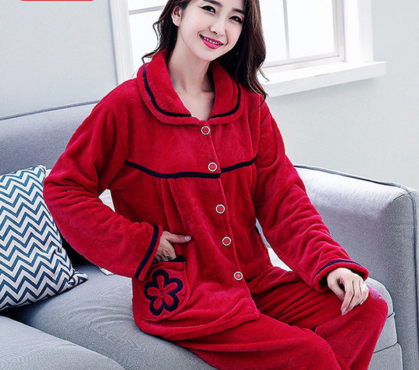 Ženska zimska pidžama s gumbima i džepovima
