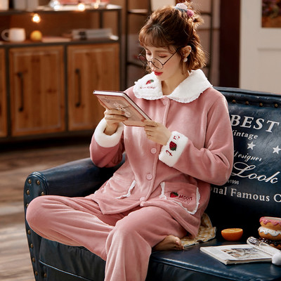 Дамска плюшена пижама от две части с джобове и копчета