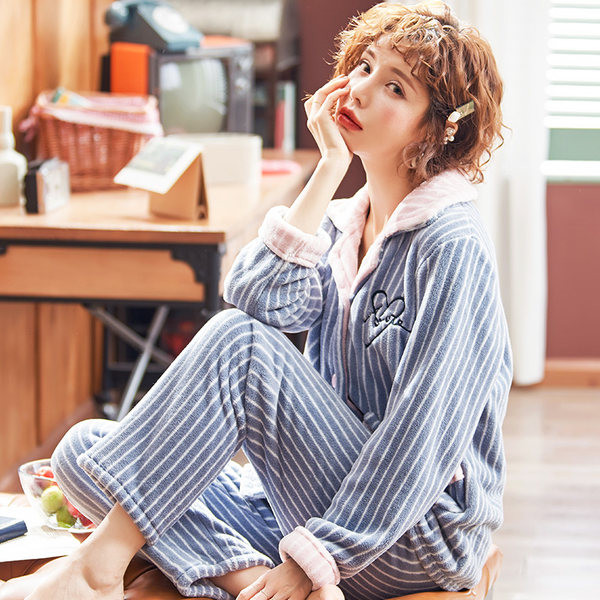 Дамска плюшена пижама от две части с джобове и копчета 