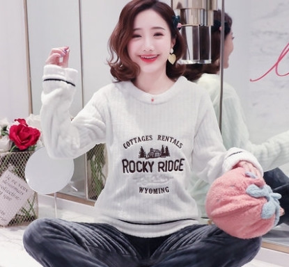 Модерна дамска мека пижама с копчета и бродерия