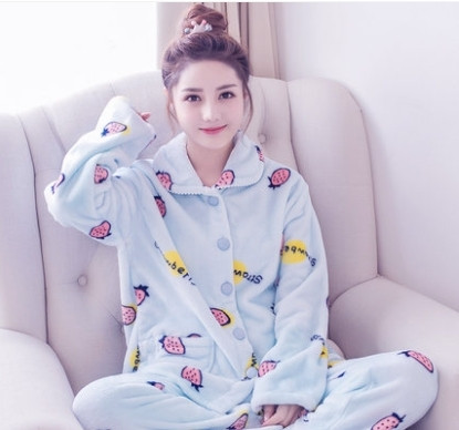 Модерна дамска мека пижама с копчета и бродерия