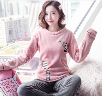 Модерна дамска мека пижама с копчета и бродерия