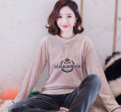 Модерна дамска мека пижама с копчета и бродерия