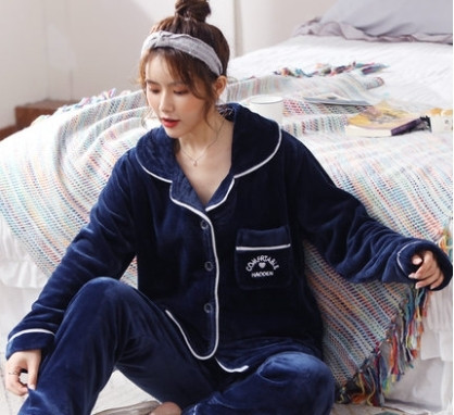 Модерна дамска мека пижама с копчета и бродерия