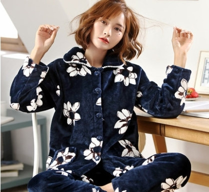 Модерна дамска мека пижама с копчета и бродерия