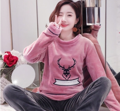 Модерна дамска мека пижама с копчета и бродерия