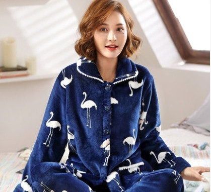 Модерна дамска мека пижама с копчета и бродерия