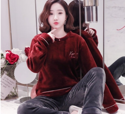 Модерна дамска мека пижама с копчета и бродерия