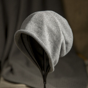 Есенно-зимна мъжка шапка в черен и сив цвят