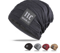 Vyriška žieminė kepurė su storu pamušalu ir emblema