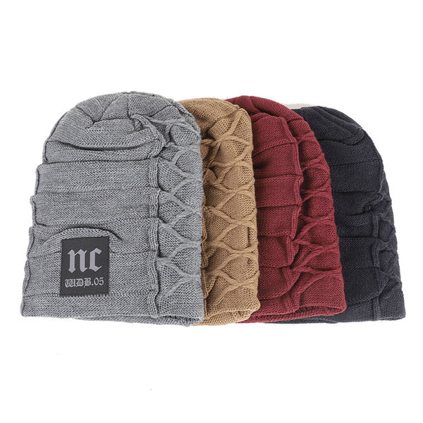 Vyriška žieminė kepurė su storu pamušalu ir emblema