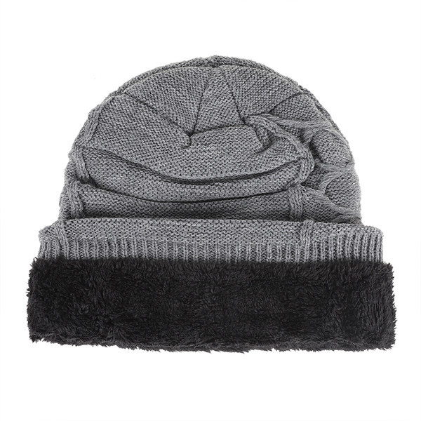 Vyriška žieminė kepurė su storu pamušalu ir emblema