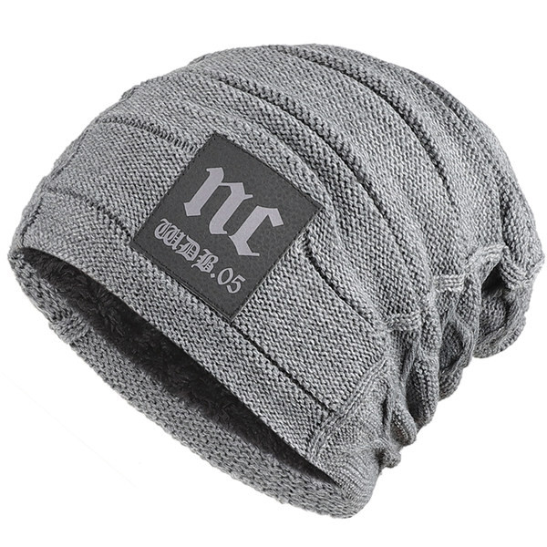 Vyriška žieminė kepurė su storu pamušalu ir emblema