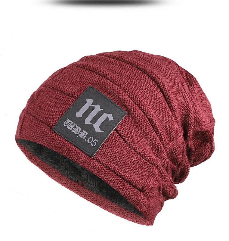 Vyriška žieminė kepurė su storu pamušalu ir emblema