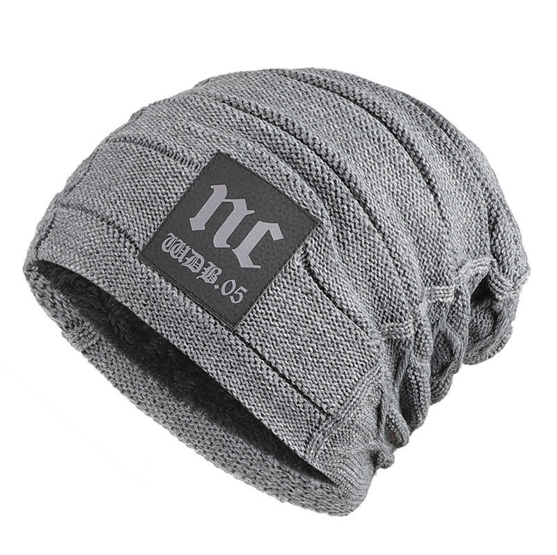 Vyriška žieminė kepurė su storu pamušalu ir emblema