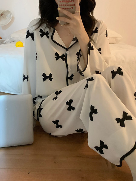 Ženska pidžama s dvodijelnim gumbima