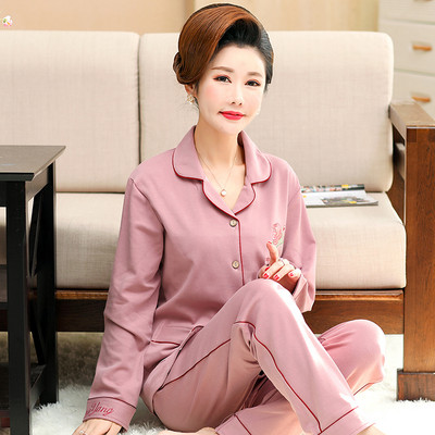 Ženska pidžama iz dva dijela na gumbe