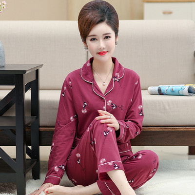 Ženska pidžama iz dva dijela na gumbe