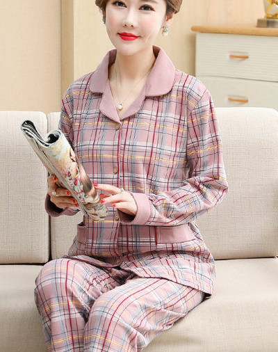 Ženska pidžama iz dva dijela na gumbe