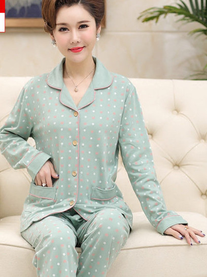 Ženska pidžama iz dva dijela na gumbe