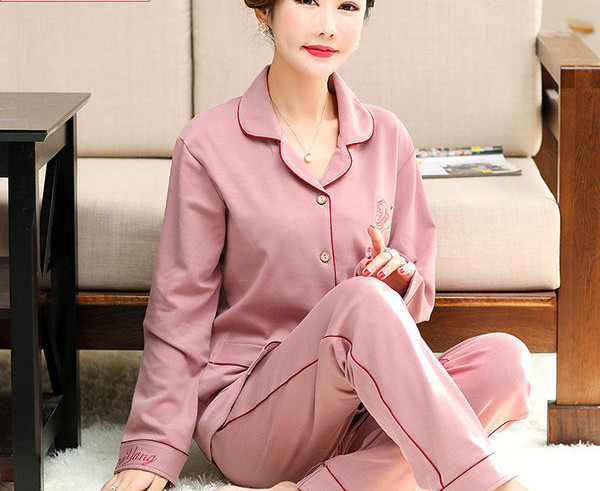 Ženska pidžama iz dva dijela na gumbe