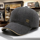 Нов модел мъжка шапка с козирка в син и черен цвят