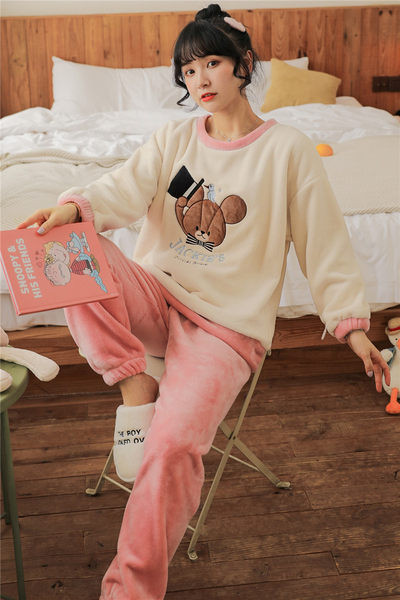 Ženska zimska pidžama s aplikacijom u boji