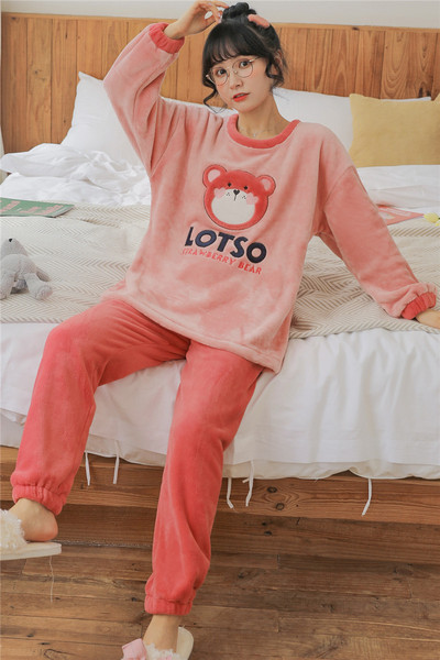 Ženska zimska pidžama s aplikacijom u boji