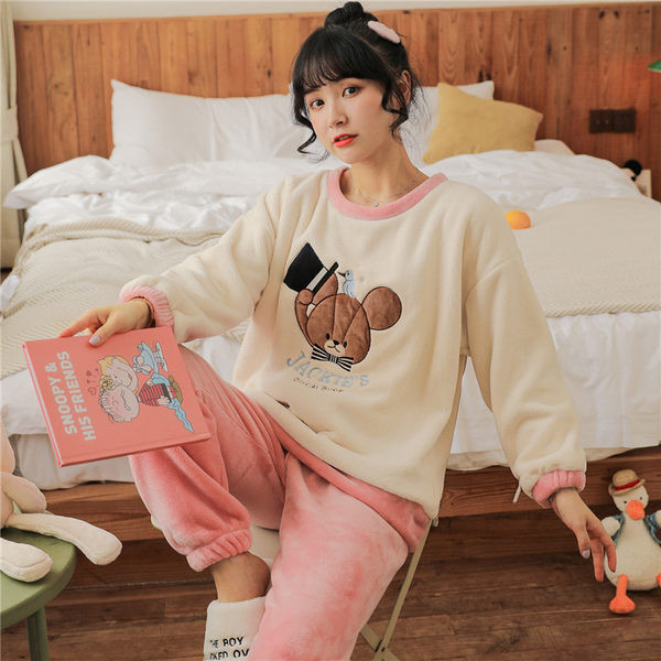 Ženska zimska pidžama s aplikacijom u boji