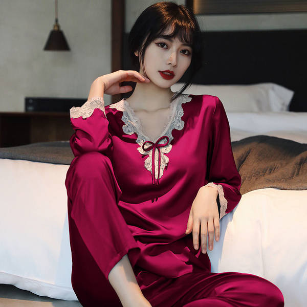 Ženska svilena pidžama iz dva dijela sa čipkom i trakom