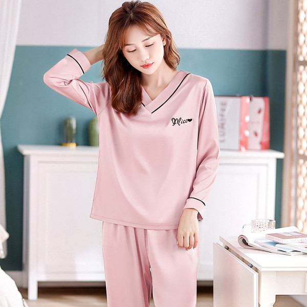 Ženska satenska pidžama od bluze sa špic izrezom i donjeg rublja