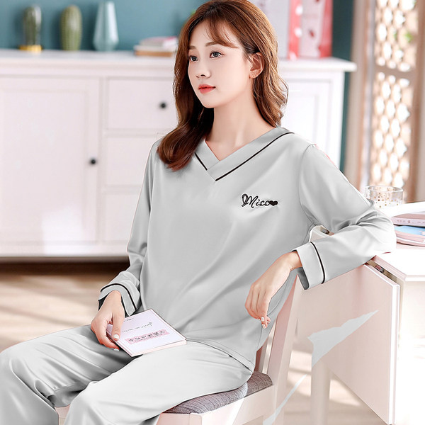 Ženska satenska pidžama od bluze sa špic izrezom i donjeg rublja