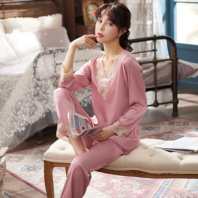 Дамска модерна пижама с дантела и шпиц деколте