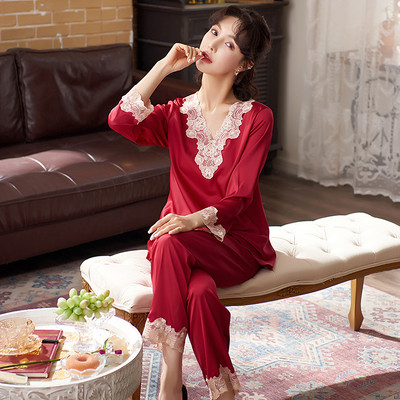 Дамска модерна пижама с дантела и шпиц деколте