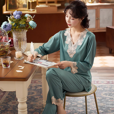 Дамска модерна пижама с дантела и шпиц деколте