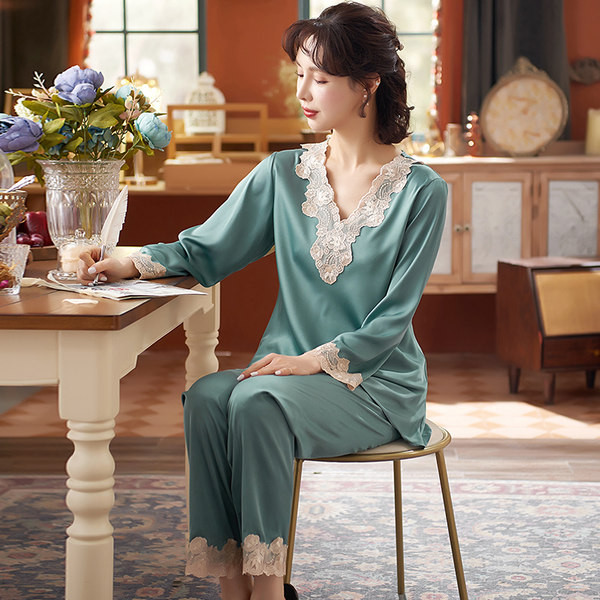 Дамска модерна пижама с  дантела и шпиц деколте 