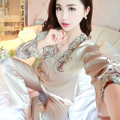 Γυναικείες μεταξωτές πιτζάμες με δαντέλα