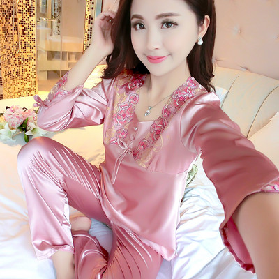 Γυναικείες μεταξωτές πιτζάμες με δαντέλα