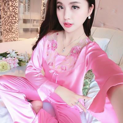 Γυναικείες μεταξωτές πιτζάμες με δαντέλα